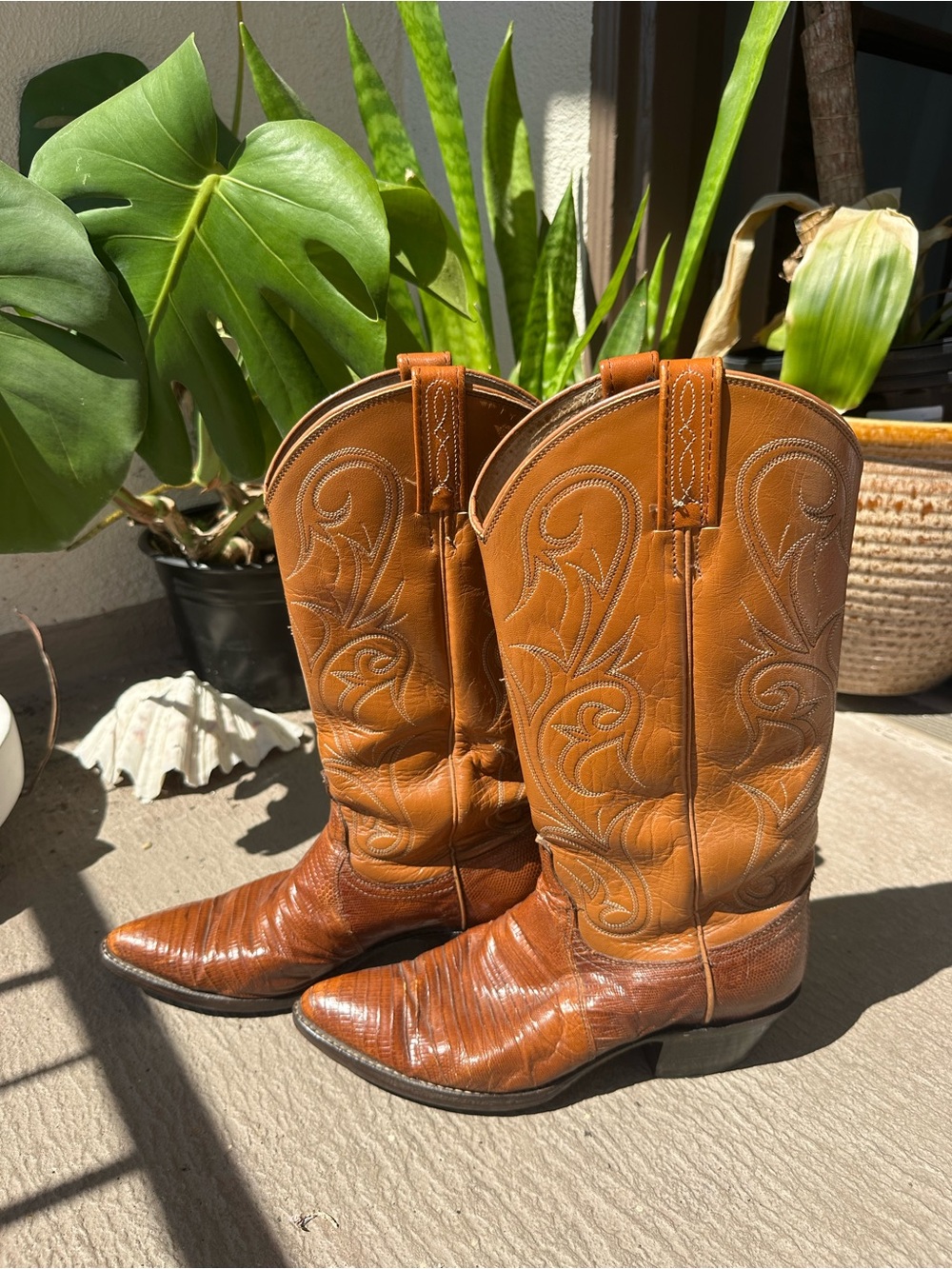 Classic Tan Leather Cowboy Boots - Western Style